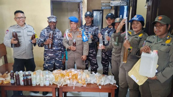 Puluhan liter miras diamankan di Polsek Pelabuhan Pomako. Foto: Istimewa.