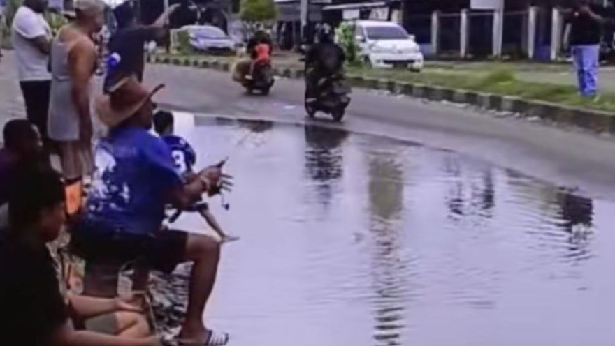 Jalan Rusak Disulap Jadi Kolam Pancing, Warga Sindir Pemerintah di Timika