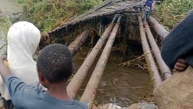 Jembatan Kali Dune dari kampung Idakebo menentang titik sejumlah kampung. Foto : Derek For Papua60detik