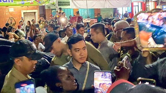 Warga Padati Halaman Toko Meriah Timika, Berharap Bertemu Wapres Gibran