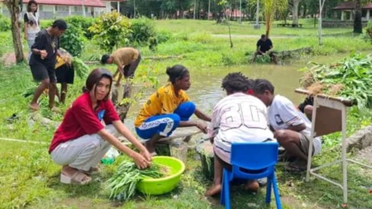 Kartini Masa Kini, Anastasia Bertahan Jadi Guru Honorer Biar Ilmunya Bermanfaat