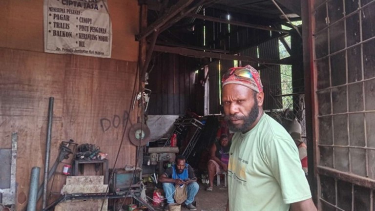 mandiri-ekonomi-wenas-pigome-buka-usaha-bengkel-di-nabire