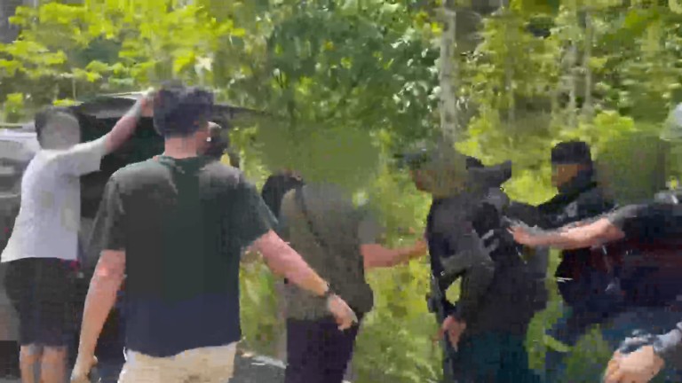 Personel Satgas Operasi Damai Cartenz-2026 sektor Timika menangkap seorang anggota KKB berinisial TJ alias K alias AW, pada Minggu (26/4/2026) sekitar pukul 10.56 WIT di area SP2. Foto: Satgas Humas ODC