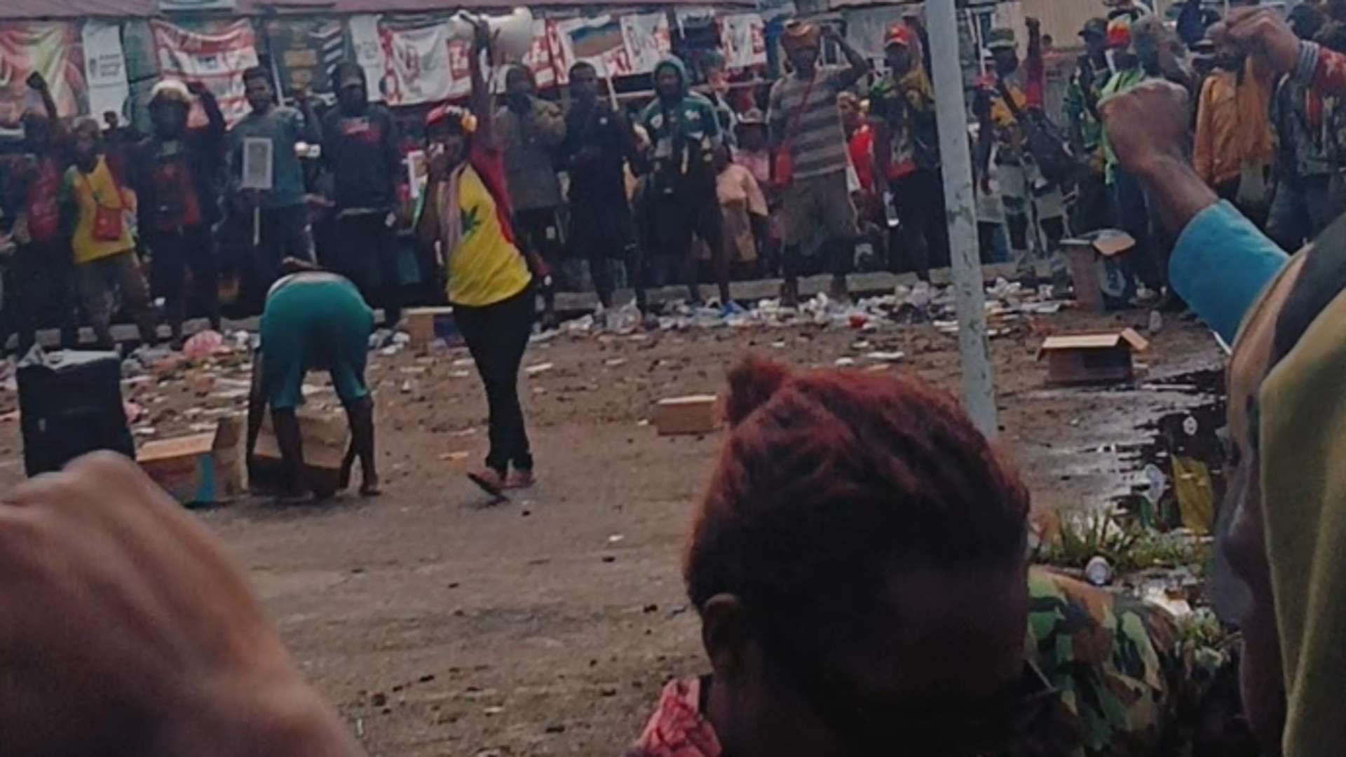 Massa aksi demontrasi di titik kumpul Pasar karang Tumaritis. Foto : Elia Douw/ Papua60detik