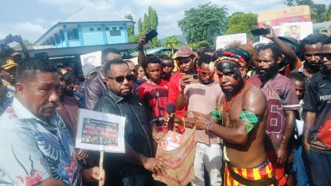Tim Investigasi Kabupaten puncak bagian kanan menyerahkan aspirasi kepada DPR Papua Tengah yang di terima oleh ketua DPR Delius Tabuni didampingi Wakil ketua ll Petrus Suripatty dan sejumlah anggota DPR. Foto : Elia Douw /Papua60detik