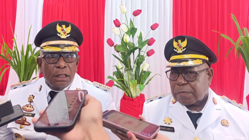 Bupati Mimika, Johannes Rettob dan Wabup Emanuel Kemong, foto: Martha/Papua60detik