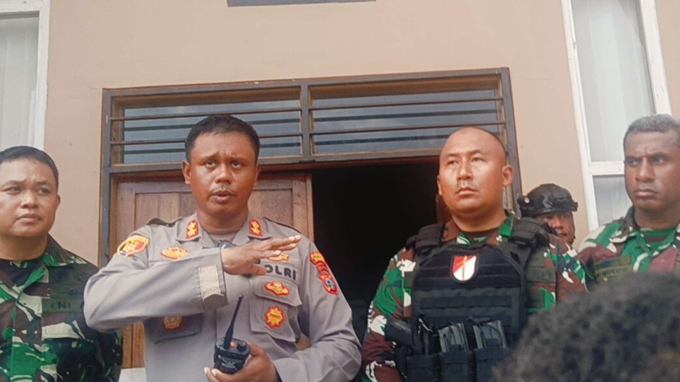 Kapolres Nabire AKBP Samuel D. Tatiratu bagian tengah di dampingi Dandim Nabire. Foto : Elia Douw Papua60detik