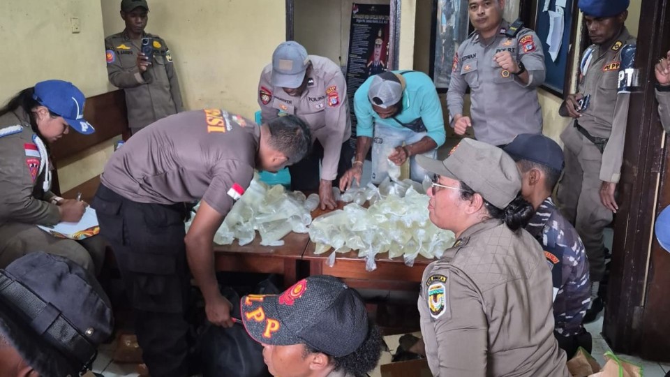 Razia aparat gabungan di Pelabuhan Pomako pada saat KM Leuser masuk. Petugas mengamankan 216 liter sopi dan satu orang pemilik, Kamis (30/4/2026) pagi. Foto: Humas Polres Mimika