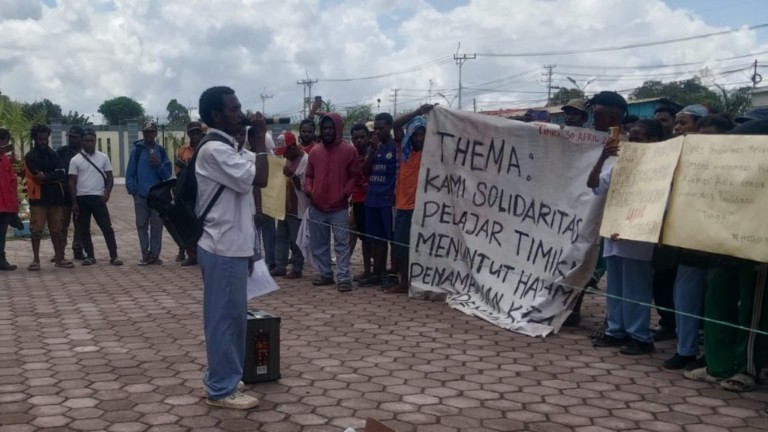 Sejumlah pelajar yang tergabung dalam Solidaritas Pelajar Timika angkatan 2026 menggelar aksi damai di halaman Kantor Dinas Pendidikan Kabupaten Mimika, Kamis (30/4/2026). Foto: Rahmat J/ Papua60detik