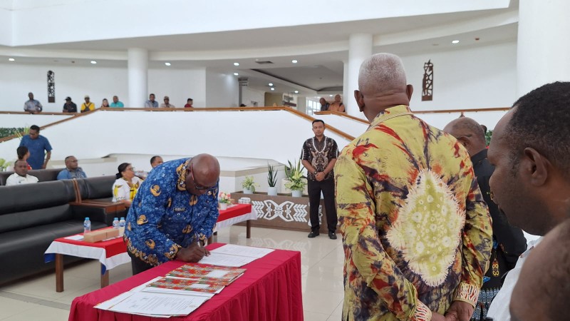 Bupati Mimika Minta Kepala Distrik Hadir Layani Warga, Bukan Hanya Hadir di Seremoni