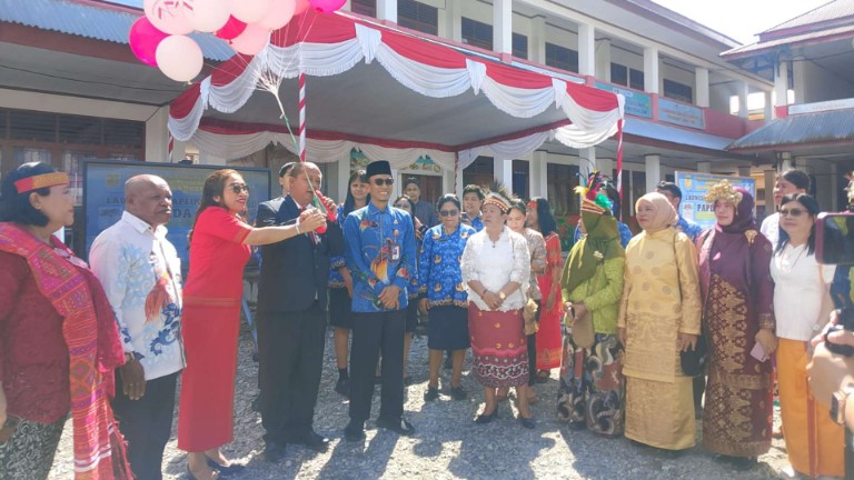 Kepala Dinas Pendidikan Mimika, Antonius Walerubun, luncurkan PAPEDA KOP 1, Platform Pendidikan Berbasis Digital milik SD Inpres Koperapoka 1 Timika. Foto: Martha/Papua60detik