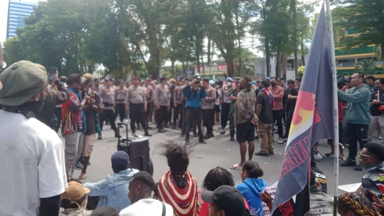 Forum Solidaritas Pelajar Mahasiswa-Mahasiswi Peduli Rakyat Papua FSPM-PRP Makassar. Foto : FSPM-PRP For Papua