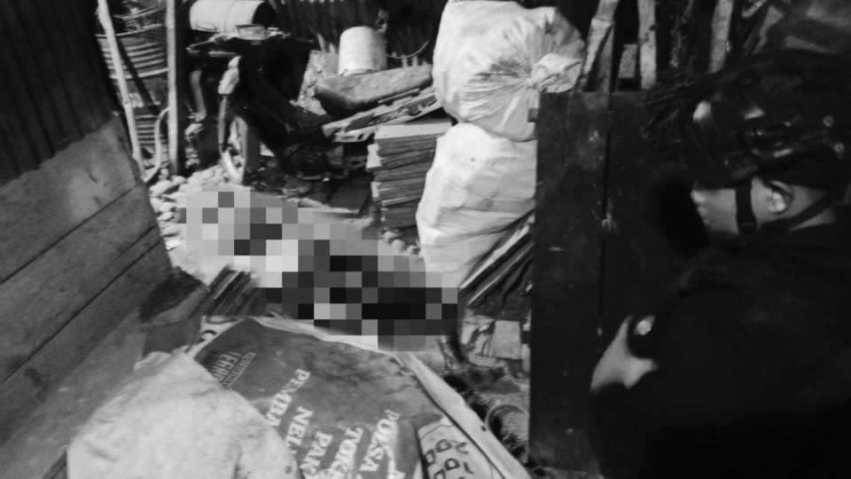 Seorang pria ditemukan meninggal dunia di Jalan Hasanuddin, tepatnya di belakang kantor Grapari Timika, Minggu (3/5/2026) dini hari. Foto: Istimewa