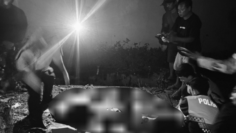 Polisi mengevakuasi jenazah korban kecelakaan tunggal di Jalan Poros Mapurujaya, Selasa (5/5/2026) dini hari. Foto: Humas Polres Mimika