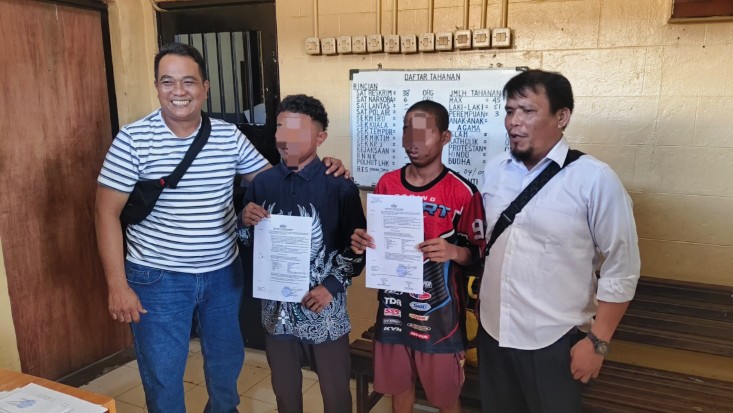 Polisi menyerahkan dua tersangka kasus pencurian disertai kekerasan ke Kejaksaan Negeri Mimika, Senin (4/5/2026). Foto: Polsek Mimika Baru