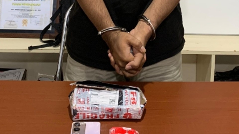 DPPSP (25) yang diketahui bekerja sebagai security ditangkap Polres Mimika karena kedapatan mengambil satu paket narkotika jenis tembakau sintetis, Rabu (6/5/2026) sore. Foto: Humas Polres Mimika