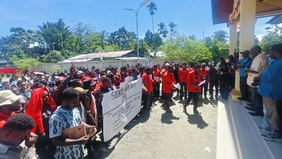Solidaritas Mahasiswa Universitas Satya Wiyata Mandala Nabire geruduk Gedung Rektorat. Foto: Elia Douw/Papua60detik