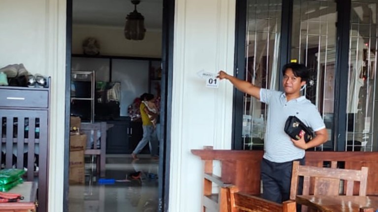Polsek Kuala Kencana olah TKP kasus pencurian di Jalan Sunan Kalijaga SP3, Kelurahan Karang Senang, Distrik Kuala Kencana, Kabupaten Mimika, Papua Tengah, Sabtu (9/5/2026). Foto: Polsek Kuala Kencana
