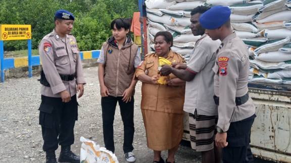 pemerintah-distrik-mimika-timur-jauh-salurkan-bantuan-pangan-beras-minyak-goreng