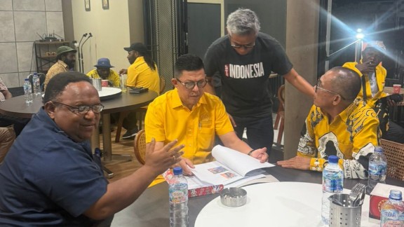 kasus-dogiyai-berdarah-john-nr-gobai-serahkan-aspirasi-demonstran-ke-soedeson-tandra
