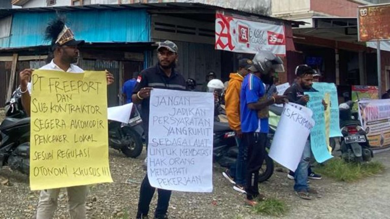 aksi bisu di depan Hotel Horison Diana, bertepatan dengan berlangsungnya Forum Koordinasi Strategis Percepatan Pembangunan Papua, Selasa (12/05/2026).   Foto: Martha/ Papua60detik