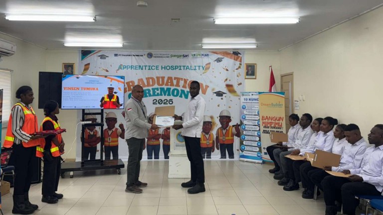 lulus-ipn-8-pemuda-kamoro-siap-kerja-di-industri-perhotelan