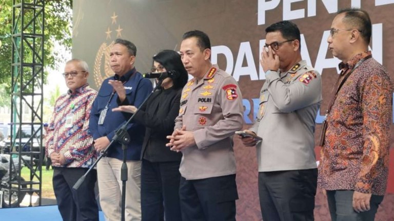 Kapolri Jenderal Pol. Listyo Sigit Prabowo (tengah) memberikan keterangan pers saat acara Rapat Kerja Teknis (Rakernis) Slog Polri, Jakarta Timur, Selasa (12/5/2026). ANTARA/Nadia Putri Rahmani