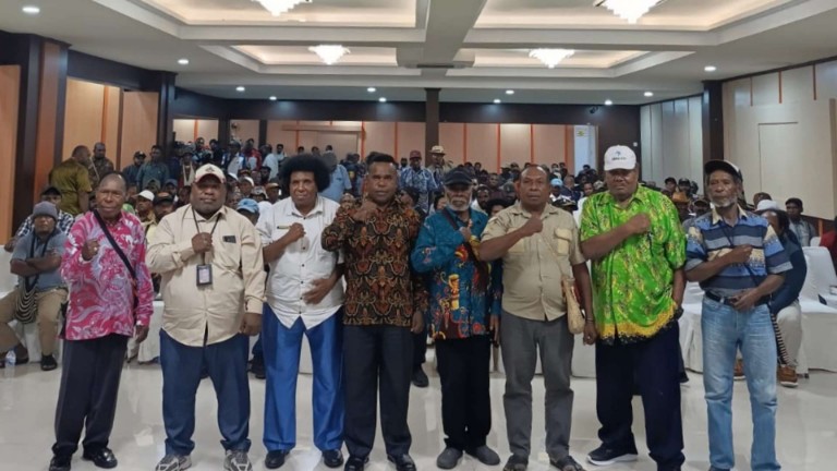 Ketua MRP Papua Tengah Agustinus Anggaubak menjaring aspirasi sekaligus mendengar pendapat masyarakat Papua di Kabupaten Mimika, foto: Martha/ Papua60detik