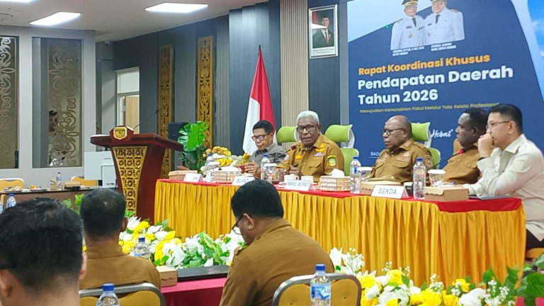 Bupati Mimika, Johannes Rettob  pada kegiatan Rakorsus OPD pengelola retribusi, foto: Martha/Papua60detik