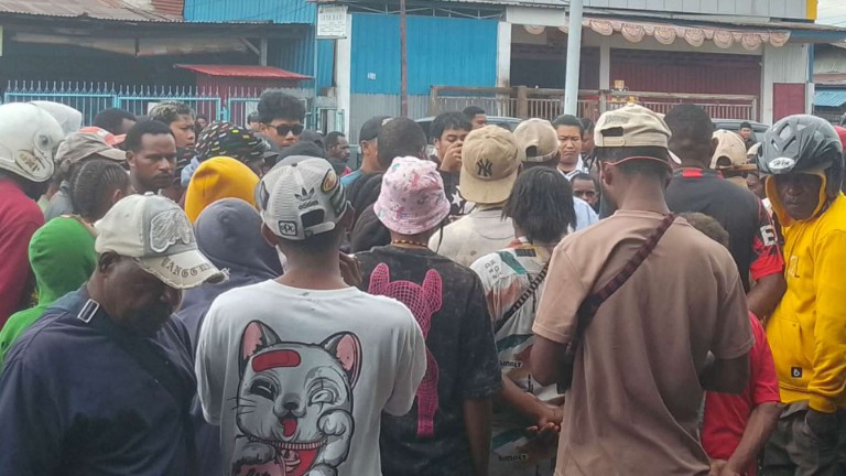 Saat Tim pemekaran DOB membubarkan aksi mimbar bebas di Pasar karang, Nabire. Foto : Elia Douw/Papua60detik