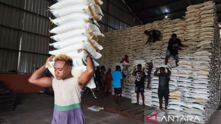 Beras Menembus Isolasi dan Kerawanan Papua