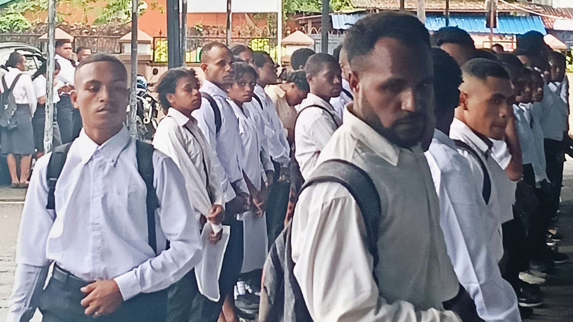 Para pelajar dari delapan kabupaten di Papua Tengah mendapatkan pengarahan tes kesehatan di halaman Kantor BKPSDM Papua Tengah, Nabire, Senin (18/5/2026). Foto : Elia Douw/Papua60detik