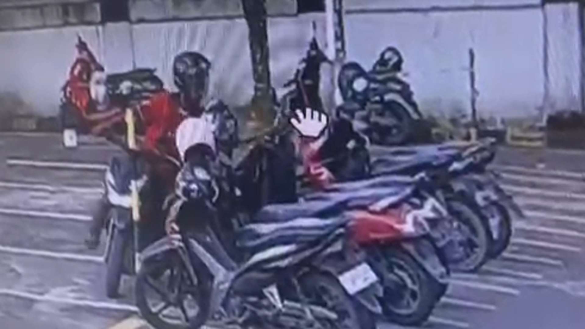 CCTV Rekam Pencuri Gasak Dua Helm di Area Parkiran Hotel Horizon Ultima