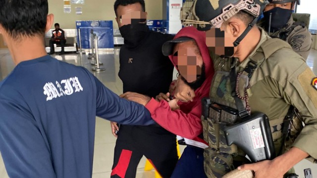Satgas Operasi Damai Cartenz 2026 menangkap seorang pria berinisial YB pada Senin (18/5/2026) sekitar pukul 15.42 WIT di ruang tunggu Bandara Nop Goliat Dekai. Foto: Satgas Humas ODC2026