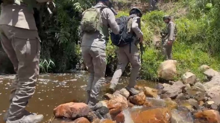 Aparat gabungan masih berupaya mengevakuasi pendulang emas korban serangan KKB di Distrik Awimbon, Kabupaten Pegunungan Bintang, Papua Pegunungan. Foto: Satgas Humas Damai Cartenz 2026