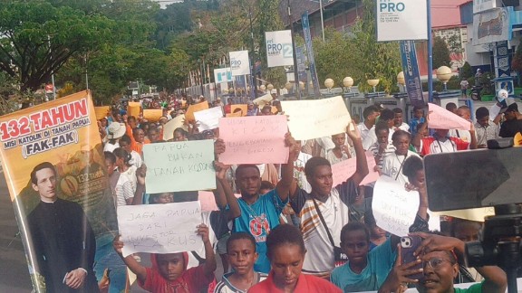 Umat Katholik Dekenat Teluk Cenderawasih mengelilingi parade jalan santai di Nabire. Foto : Elia Douw/Papua60detik