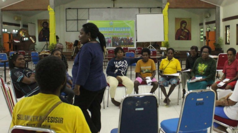 Sesi diskusi usai nobar film Pesta Babi yang digelar Lepemawi kolaborasi dengan Papuan Voices di Aula Biara Dehonian  St Yoseph - SP3 Timika, Senin (18/05/2026).  Foto: Lepemawi