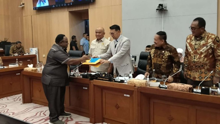 john-nr-gobai-serahkan-laporan-soal-tailing-freeport-ke-komisi-xii-dpr-ri
