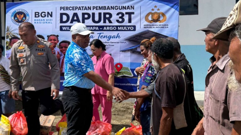 Kapolda Papua Tengah Brigjen Pol. Jeremias Rontini dan jajarannya meninjau langsung pembangunan dapur MBG di wilayah 3T yang berada di lingkungan Polsek Uwapa, Kampung Topo, Distrik Uwapa, Kabupaten Nabire. Foto: Humas Polda Papua Tengah