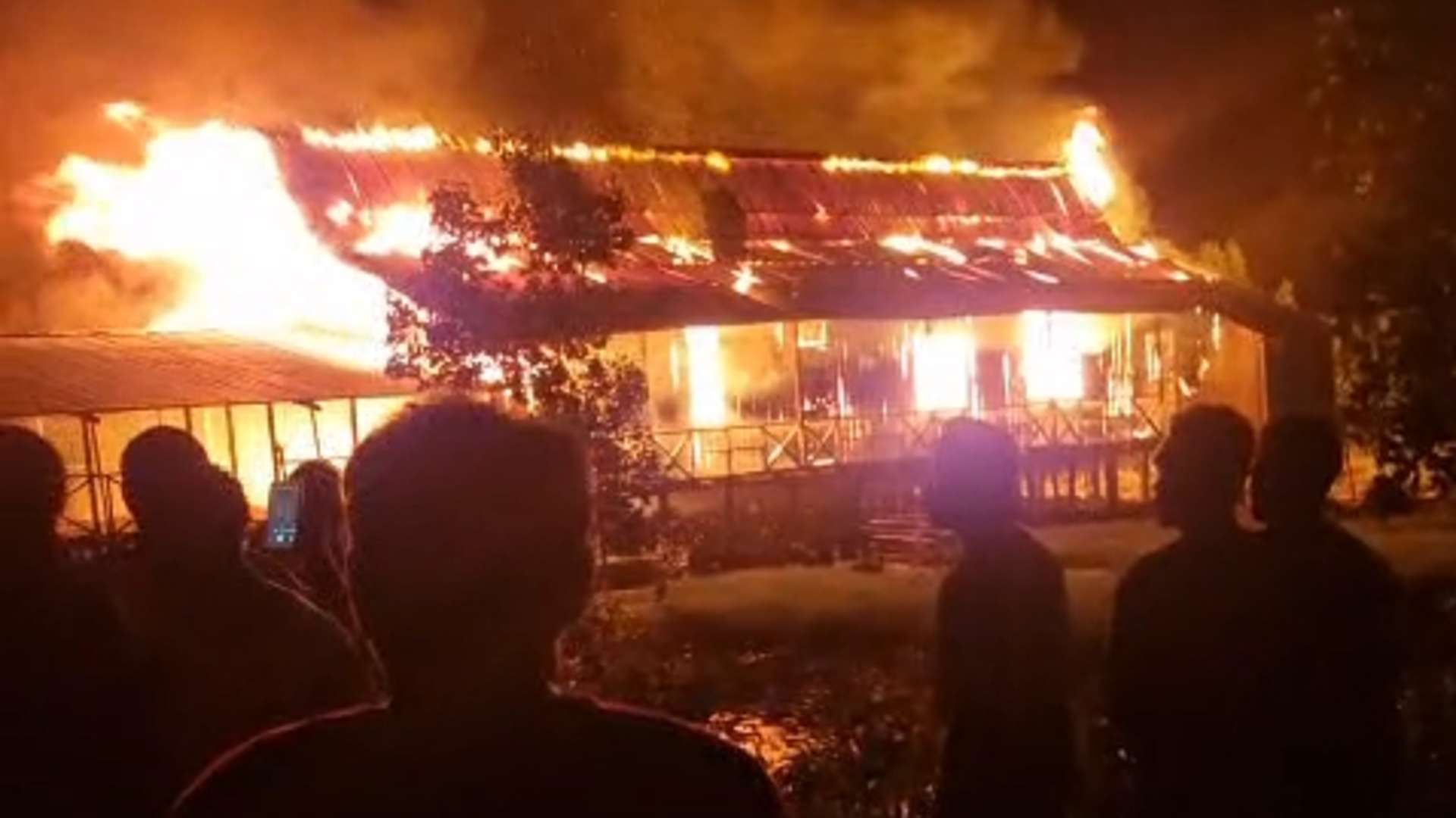 screenshot video kebakaran gereja Katolik di Pomako