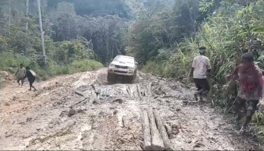 Jalan Utama Wilayah Mapia Rusak Parah, Pemkab Dogiyai Didesak Perbaiki