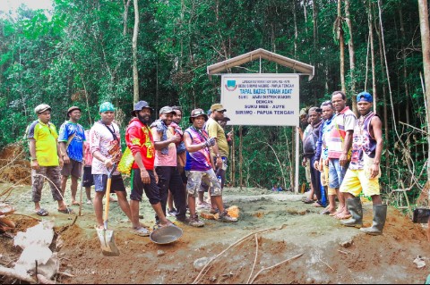 Lembaga Masyarakat Adat Suku Mee-Auye menggelar kegiatan syukuran bakar batu sekaligus penanaman tapal batas tanah adat antara masyarakat Suku Mee dari Distrik Siriwo. Foto: MD For Papua60detik