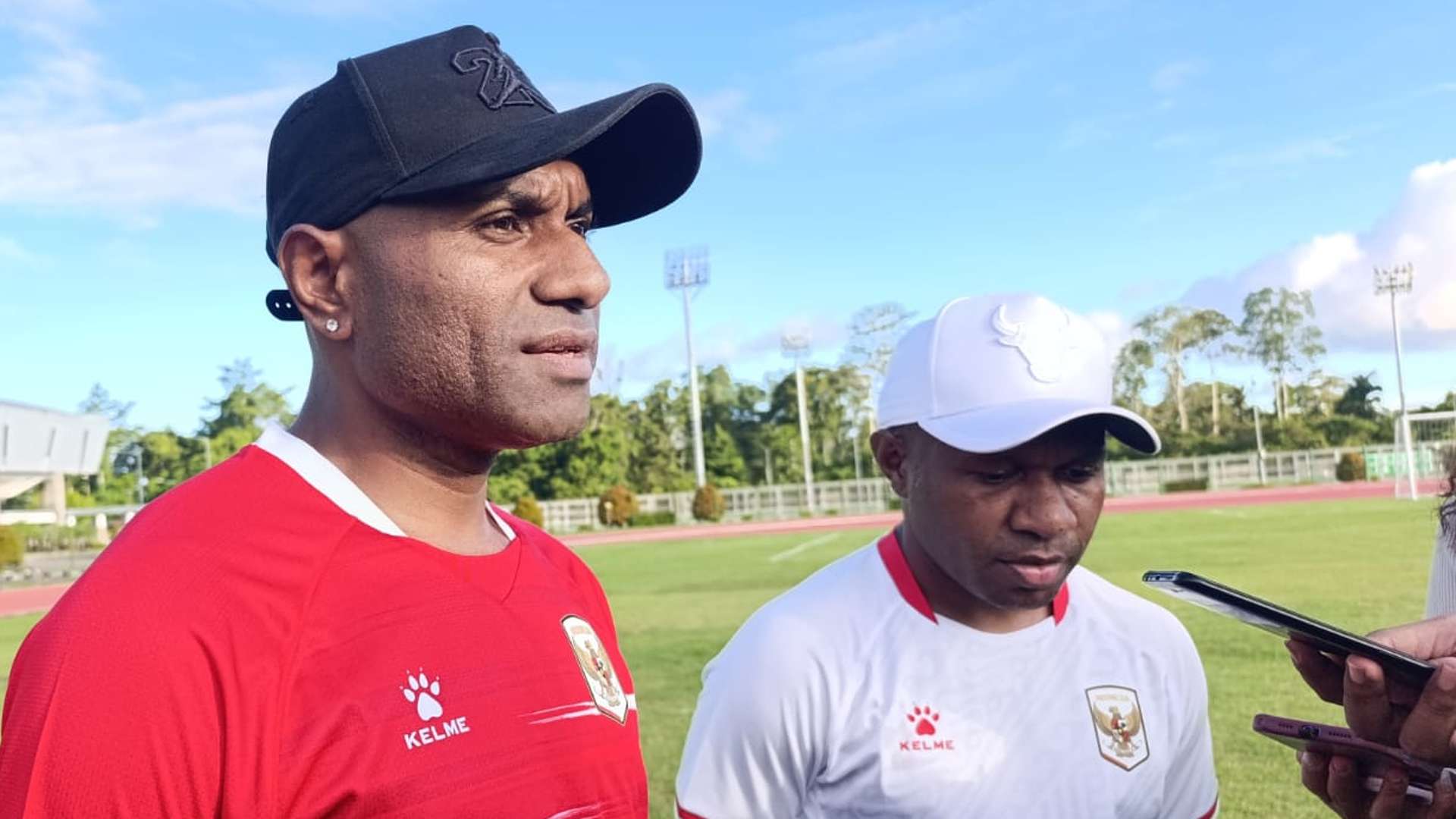 Dua pemain asal Papua, Titus Bonai dan Yohanes Ferinando Pahabol, foto: Martha/Papua60detik