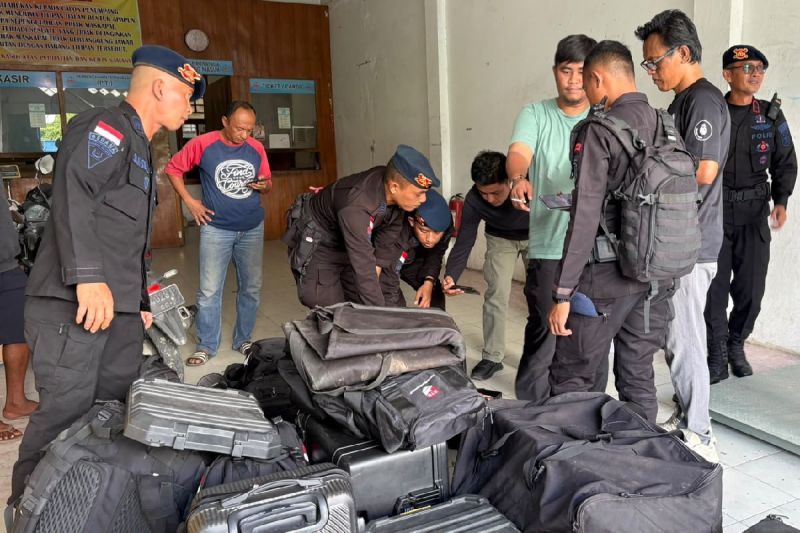 Tim penjinak bom Gegana Brimob Polda Papua sesaat sebelum berangkat ke Biak dari Bandara Sentani, Kabupaten Jayapura, Senin (1/6/2026). ANTARA/HO-Humas Polda Papua