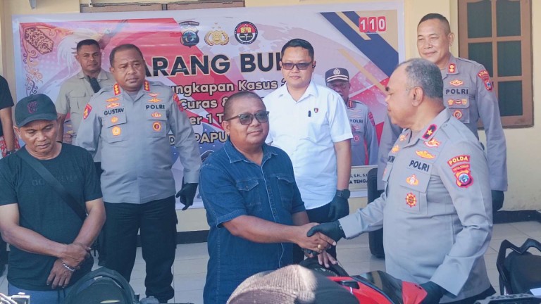 Kapolda Papua Tengah Brigjen Pol. Jermias Rontini kembalikan barang bukti motor hasil curas kepada pemiliknya di Nabire. Foto : Elia Douw/ Papua60detik