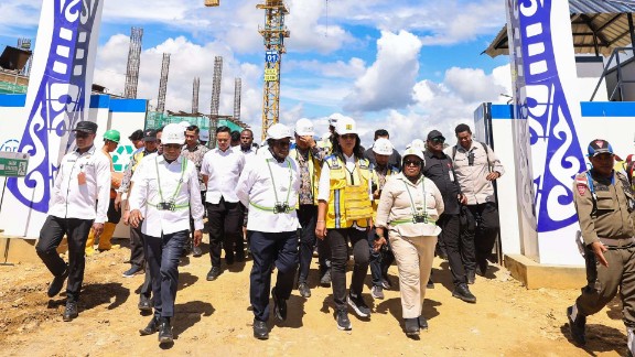 Wamendagri Ribka Haluk dan  Wamen PU Diana Kusumastuti tinjau pembangunan Pusat Pemerintahan Pemprov Papua Tengah. Foto : Eloa Douw/Papua60detik