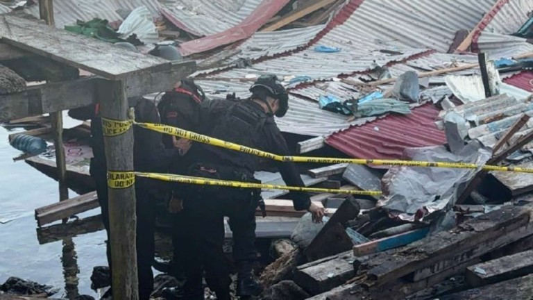 Tim penjinak bom Gegana Brimob Polda Papua saat melakukan sterilisasi pasca meledaknya bom peninggalan PD II di Biak. ANTARA/HO/Humas Polda Papua