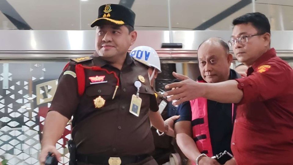 Mantan Kepala Badan Gizi Nasional (BGN) Dadan Hindayana digiring oleh petugas di Gedung Jampidsus Kejagung, Jakarta, Rabu (3/6/2026). (ANTARA/Nadia Putri Rahmani)