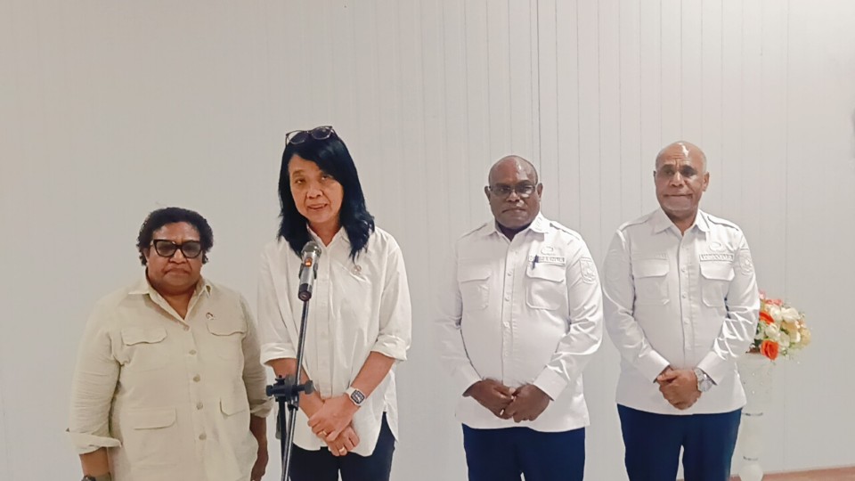 Wakil Menteri Pekerjaan Umum, Diana Kusumastuti bagian Tengah dari satu, Wamendagri Ribka Haluk Bagian kiri, di dampingi Gubernur Meki Nawipa dan Wakil Gubernur Deinas Geley. Foto : Elia Douw/Papua60detik