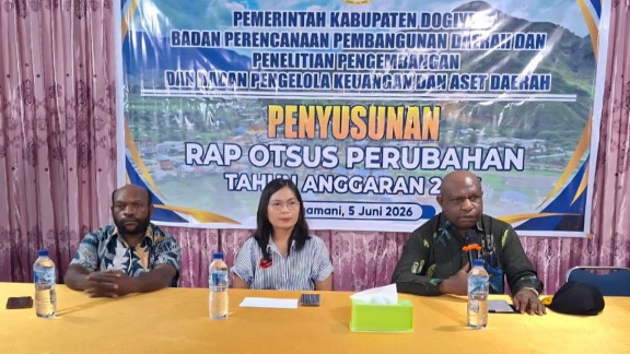 Kepala Bappeda dan Litbang Kabupaten Dogiyai, Yakobus Dogomo, S.S., bagian kanan di dampingi jajarannya. Foto : Elia Douw/ Papua60detik